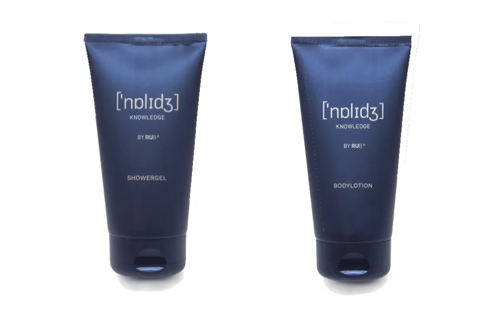 Das freigestellte Foto zeigt das Duschgel und die Bodylotion von Knowledge.