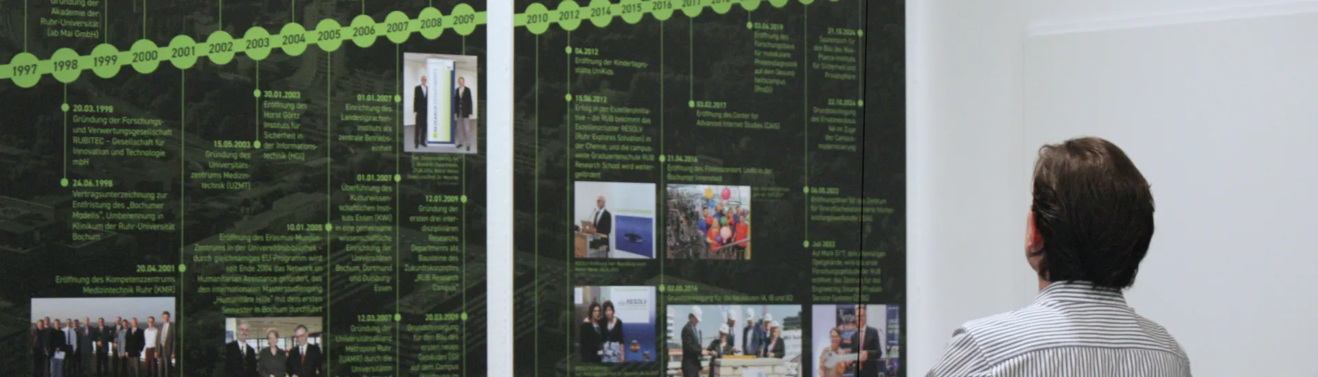 Ansicht der Infotafeln der Ausstellung "RUB 60 – Built to change since 1965" (2025) im Foyer des Gebäudes der Universitätsverwaltung