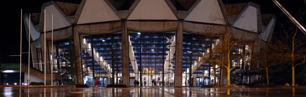 Foto: Das beleuchtete Audimax bei Nacht