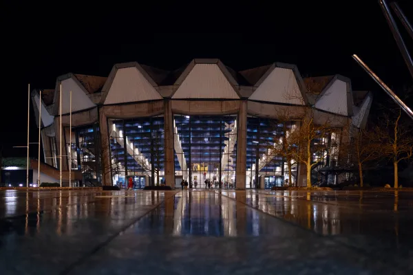 Foto: Das beleuchtete Audimax bei Nacht