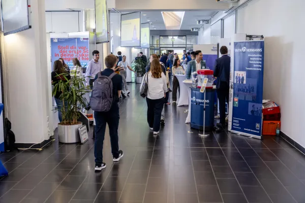 Foto: Veranstaltung im Foyer des Veranstaltungszentrums